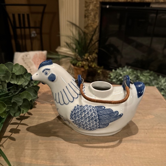 Chinese Blue & White Hand-Painted Porcelain Chicken Teapot. - Picture 9 of 9